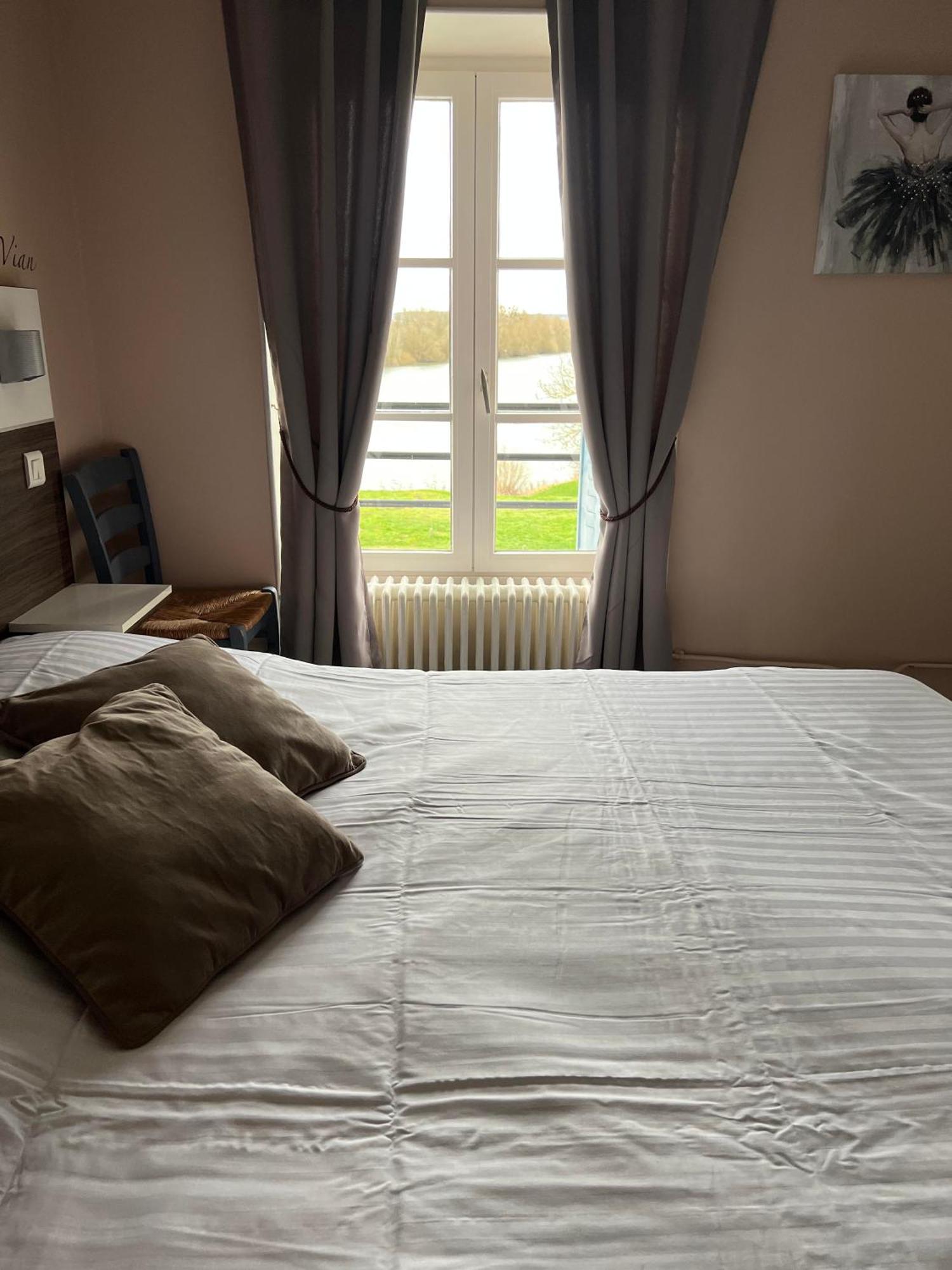 Logis Hotel & Restaurant - Les Bords De Seine 拉罗什基永 外观 照片