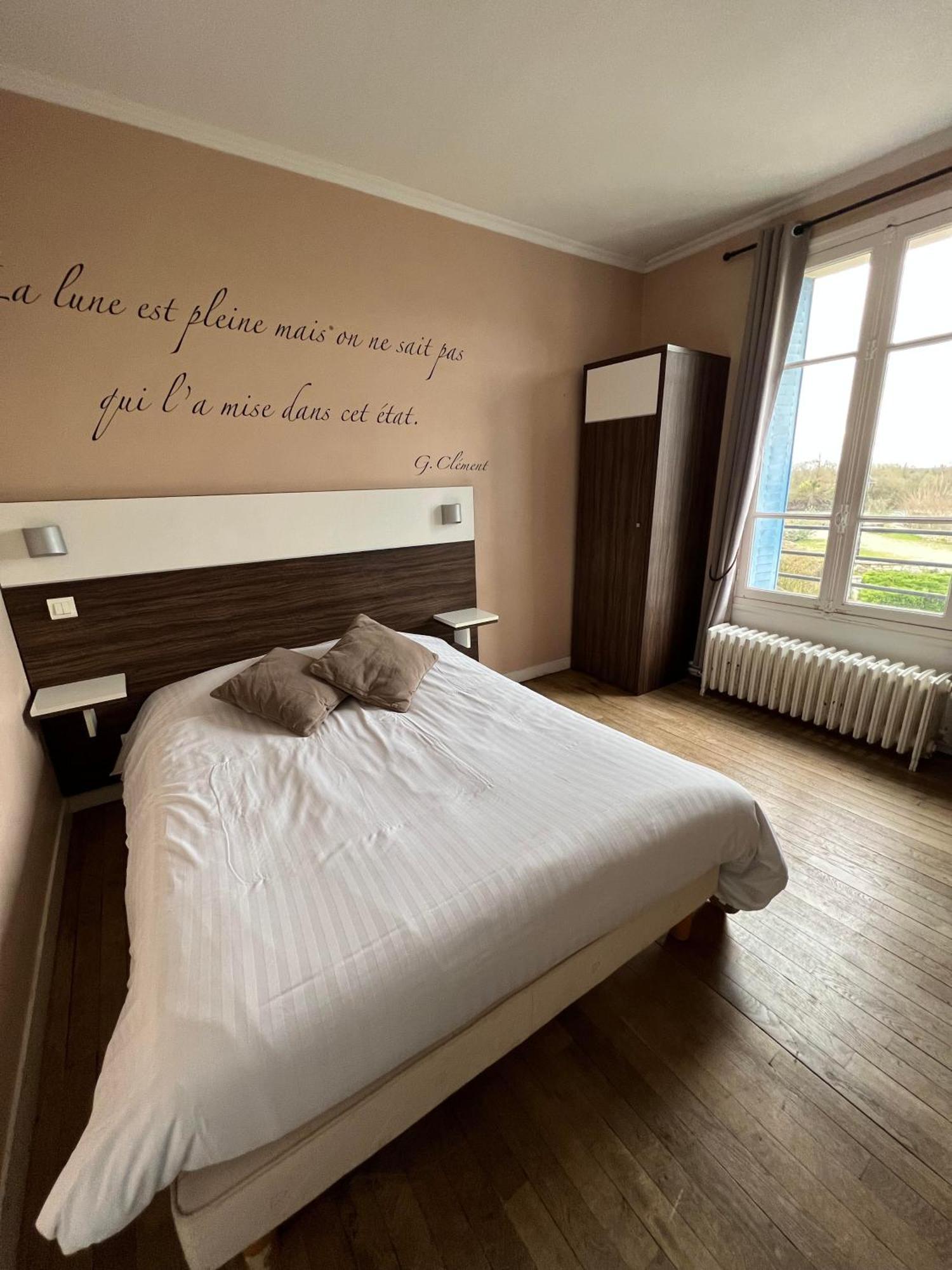 Logis Hotel & Restaurant - Les Bords De Seine 拉罗什基永 外观 照片